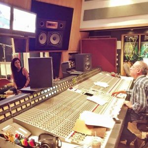 Fotos retirada do facebook de Ana Moura. Em estúdio com o seu produtor, Larry Klein.